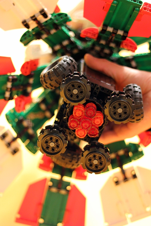 LEGO MOC - Новогодний Кубик 3015 - Космический корабль класса 'Ель': Установлен субсветовой плазменный двигатель.