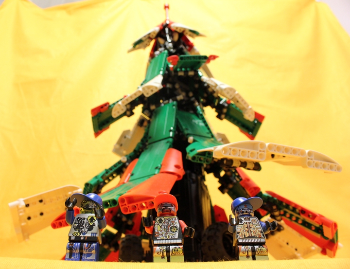 LEGO MOC - Новогодний Кубик 3015 - Космический корабль класса 'Ель': А вот и наша команда! Времена меняются, хорошо хоть люди остались такими же, как и 1000 лет назад!