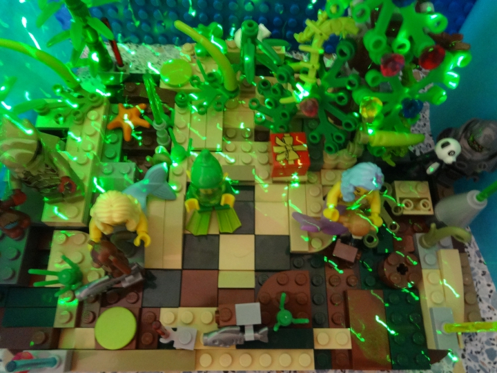 LEGO MOC - Новогодний Кубик 3015 - Подводная страна встречает Новый год. : Лучики солнца проходя через воду создают красивые блики.<br />
<br />
Ну вот это вся композиция. Надеюсь вам понравилась работа.<br />
С НОВЫМ ГОДОМ ВАС!!!
