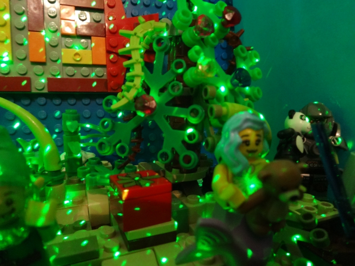 LEGO MOC - Новогодний Кубик 3015 - Подводная страна встречает Новый год. : Замечательные плюшевые мишки очень порадовали гостей. Но больше всего была рада подарку русалочка тина.