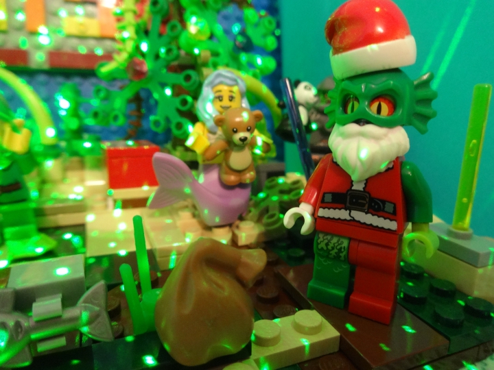 LEGO MOC - Новогодний Кубик 3015 - Подводная страна встречает Новый год. : Дед Мороз 3015 года выглядел очень необычно. Он был болотным монстром и были оборваны штанина и рукав, но он всё равно любил с добротой дарить подарки. 