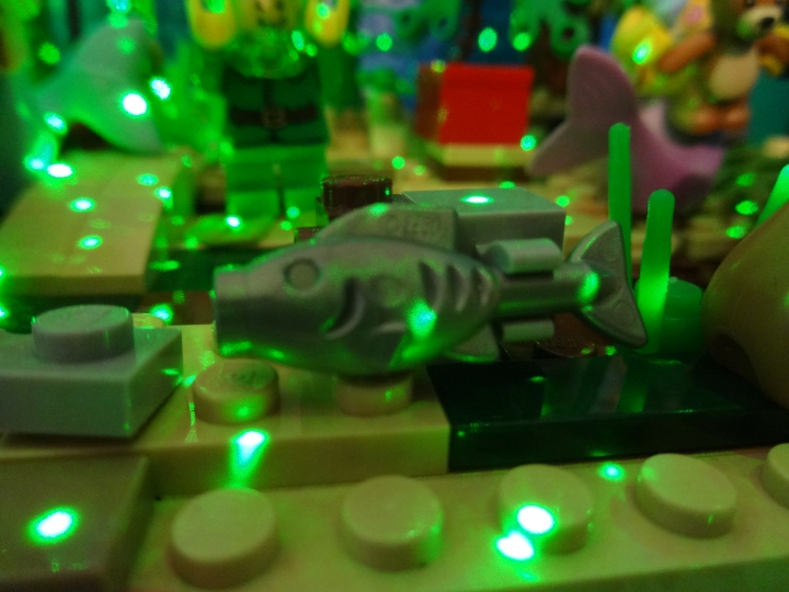 LEGO MOC - Новогодний Кубик 3015 - Подводная страна встречает Новый год. : Маленькие рыбки весело плавали вокруг новогодней ёлки. Ведь Новый год для всех.