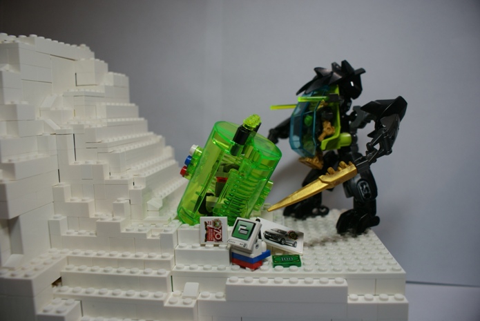 LEGO MOC - Новогодний Кубик 3015 - 3015-ый, привет из 2015 года: Упавшая 'капсула времени' и подбежавший к ней Homo Robot