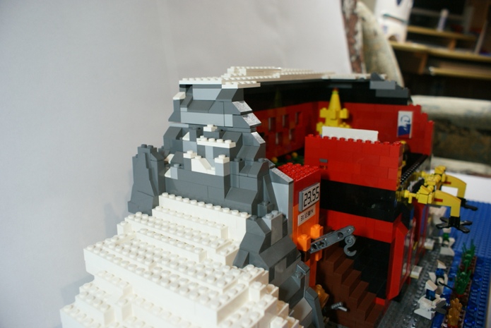 LEGO MOC - Новогодний Кубик 3015 - 3015-ый, привет из 2015 года: Вход в дом, представляющий из себя сдвигающуюся часть скалы
