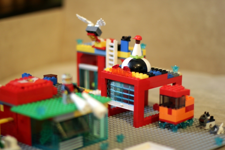 LEGO MOC - Новогодний Кубик 3015 - Новый год на Меркурии.: Летающая машина, и гараж тоже построены из жаропрочного материала.