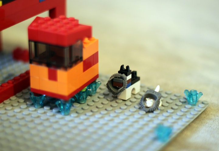 LEGO MOC - Новогодний Кубик 3015 - Новый год на Меркурии.: Прогуливающиеся по Меркурию   кошка, и собака.