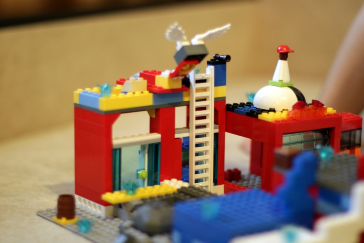 LEGO MOC - Новогодний Кубик 3015 - Новый год на Меркурии.: Дом построенный из жаропрочного материала. В этом доме спальня.