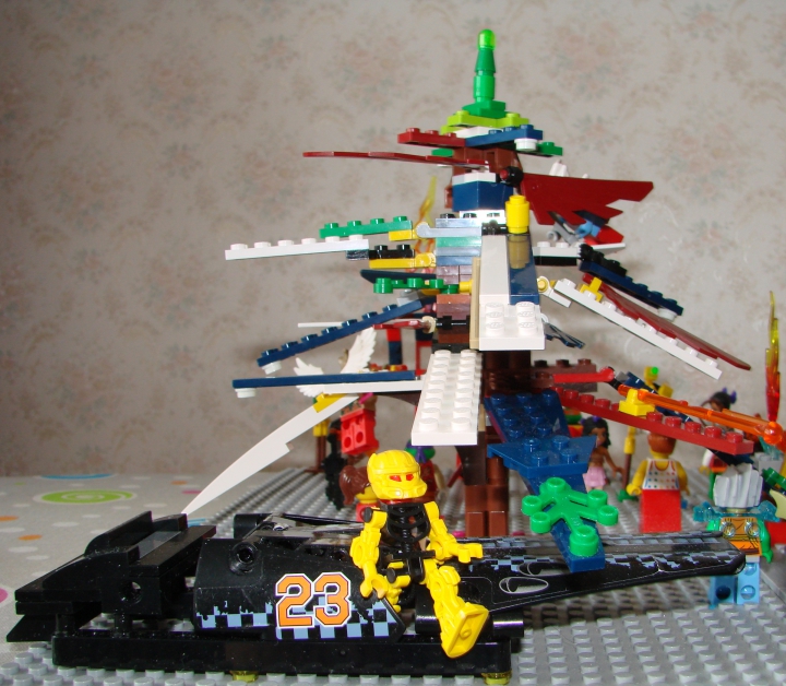 LEGO MOC - Новогодний Кубик 3015 - Вечеринка с инопланетянами: Начали собираться гости. Вот высаживается пришелец с планеты Скелет.