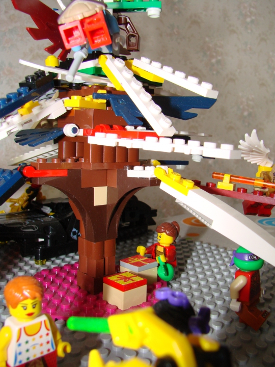 LEGO MOC - Новогодний Кубик 3015 - Вечеринка с инопланетянами: Некоторые гости летают вокруг ёлки. Почти все подарки под ёлкой уже разобраны. С Новым годом!