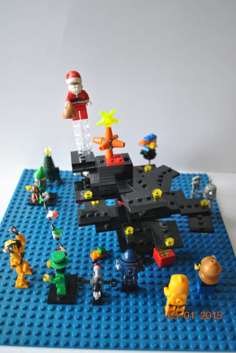 LEGO MOC - Новогодний Кубик 3015 - Киборги и Новый год: Все собрались около елки из нанохвои и ждут Деда Мороза.