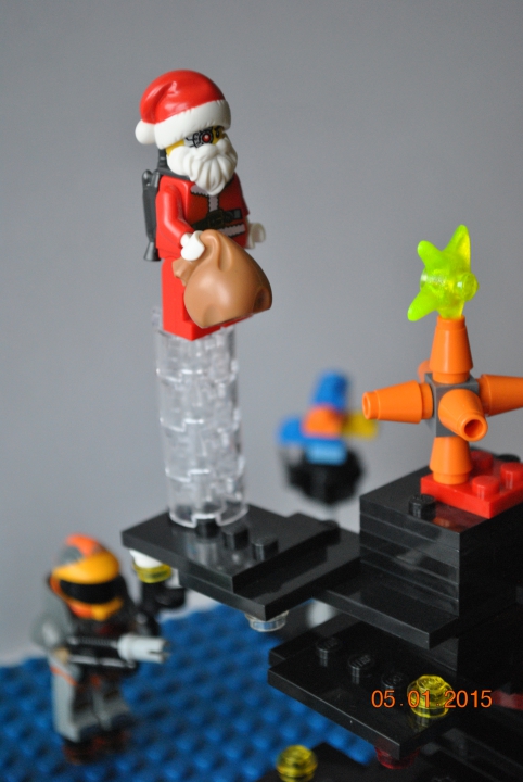 LEGO MOC - Новогодний Кубик 3015 - Киборги и Новый год: Дед Мороз аккуратно приземляется на елку, он принес с собой подарки, которых все очень ждали.