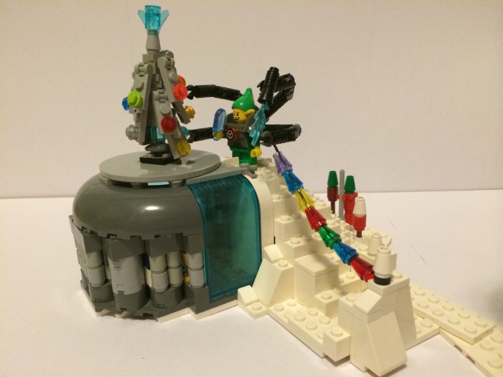 LEGO MOC - Новогодний Кубик 3015 - Отдел получения писем с других планет: При помощи экзо-скелета эльф  украшает ёлку, ест мороженое, вешает гирлянду и моет окно.