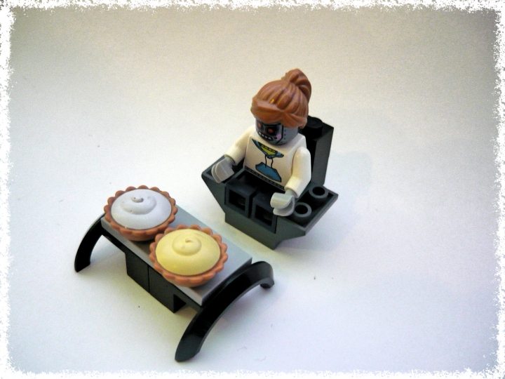 LEGO MOC - Новогодний Кубик 3015 - Долгожданный Новый 3015 Год.: Девушка робот, сидящая на кресле, перед столом с угощениями.