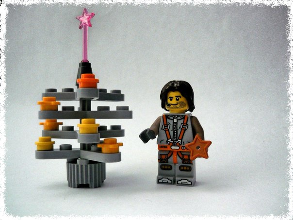 LEGO MOC - Новогодний Кубик 3015 - Долгожданный Новый 3015 Год.: Парень у ели. Она отличается от елей в прошлом.