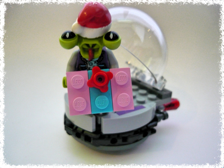 LEGO MOC - Новогодний Кубик 3015 - Долгожданный Новый 3015 Год.: Инопланетянин в шапке, принес подарки. Мы видим, что его ракета сделана на основе набор 79100, но нету ножек для приземления, и сделана черная кайма.