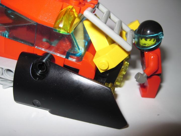LEGO MOC - Новогодний Кубик 3015 - Новый 3015 год на Ледяной планете: Груз надёжно закрепляется в в багажнике...
