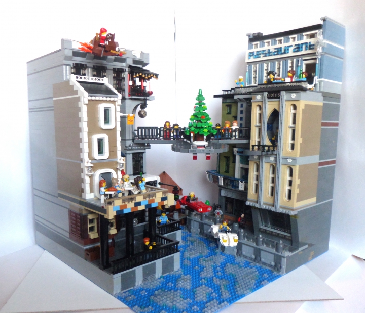 LEGO MOC - Новогодний Кубик 3015 - Празднование Нового года в городе будущего: На площади между двумя домами установлена наряженная ёлка, жители домов, у которых есть дети, смотрят на открытие праздника.