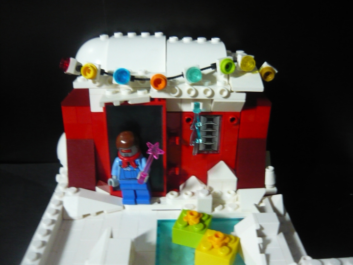 LEGO MOC - Новогодний Кубик 3015 - Новый 3015 Год: встречаем вместе!: Общий вид самого домика, без елок и саней.