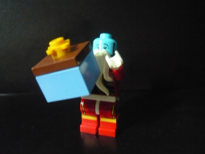 LEGO MOC - Новогодний Кубик 3015 - Новый 3015 Год: встречаем вместе!: А вот и Дедушка. Он больше на инопланетянина смахивает, хотя подарки все равно приносит :-)