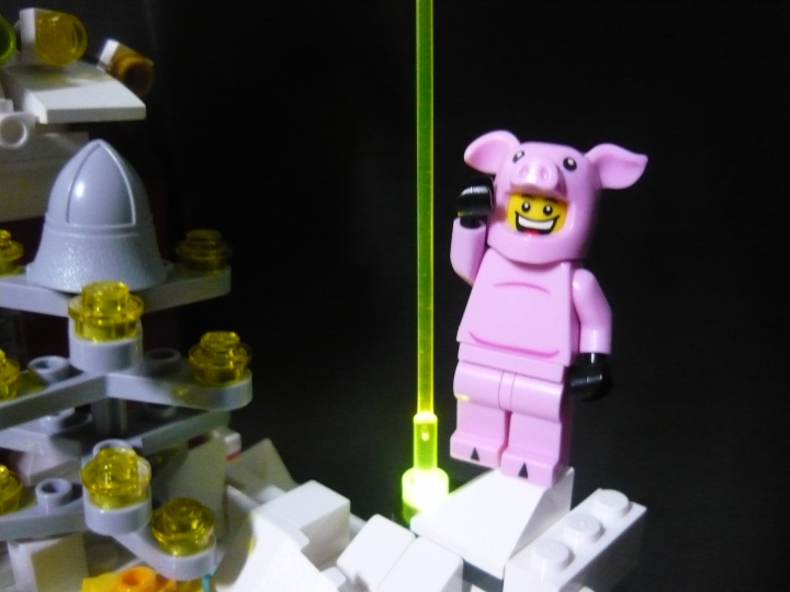 LEGO MOC - Новогодний Кубик 3015 - Новый 3015 Год: встречаем вместе!: Парниша в костюме свинки - не случайно. Можно вычислить, что 3015 год, будет годом свиньи :-) 