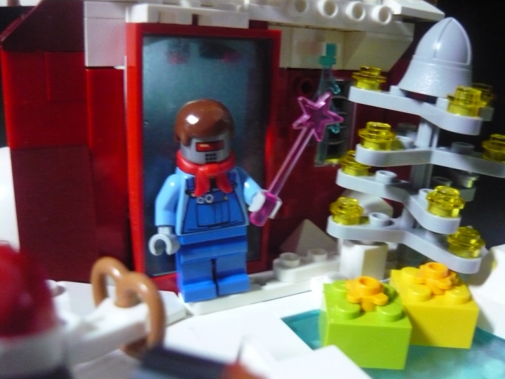 LEGO MOC - Новогодний Кубик 3015 - Новый 3015 Год: встречаем вместе!: Робот, тоже встречает этот праздник ;-) У него в руках - бенгальский огонь! Позади него, плазменная дверь. Можно всего то сказать годовое слово, и ввести пароль, и сквозь эту дверь можно пройти.