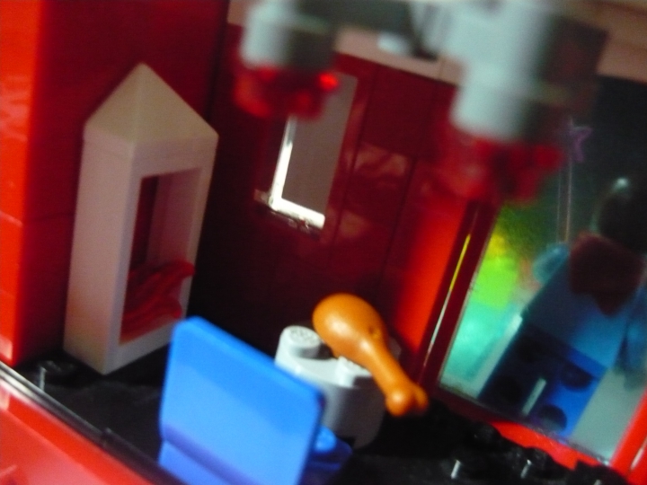 LEGO MOC - Новогодний Кубик 3015 - Новый 3015 Год: встречаем вместе!: Думаю, стоит перейти к убранству домика. Мы видим камин, из легких, белых пластин, а в нем горит огонь. Но почему он не как не защищен? А потому что будущее ;-) Столько разных технологий! Те же прозрачные барьеры, или плазменные двери (такая дверь используется при входе в дом).