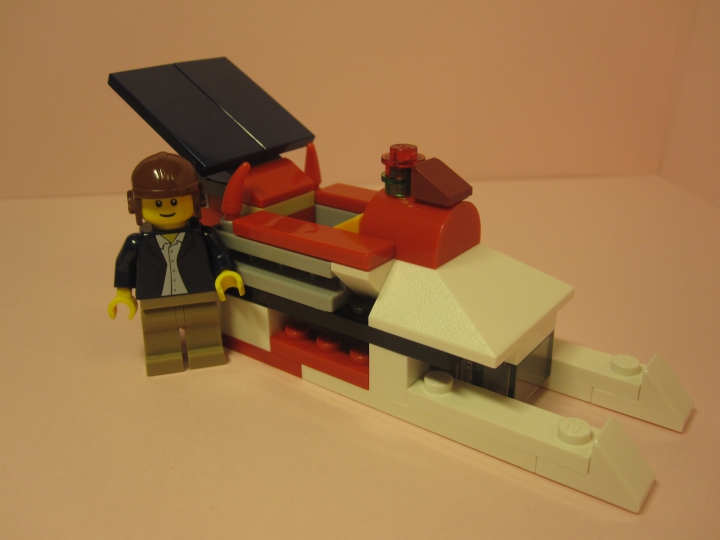 LEGO MOC - Новогодний Кубик 3015 - Почтовые Новогодние Сани: Пилот возле своего вездехода