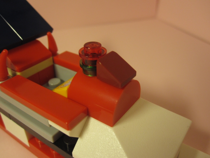LEGO MOC - Новогодний Кубик 3015 - Почтовые Новогодние Сани: Мощный карамельный двигатель саней К-15 позволяет развить скорость до 500 км/ч!