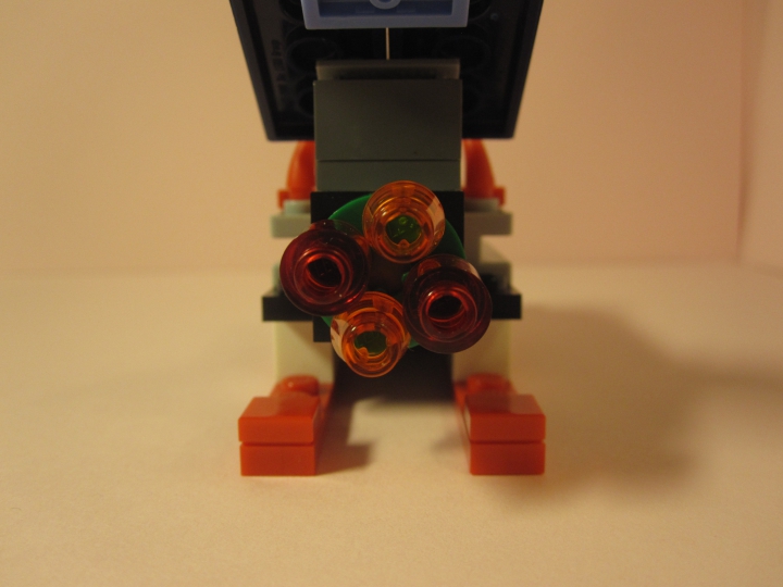 LEGO MOC - Новогодний Кубик 3015 - Почтовые Новогодние Сани: Вторая часть двигателя. Особое химическое вещество, используемое в двигателе позволяет заднему огню не расплавлять снег во время езды (как-неизвестно, это тайна эльфов...)