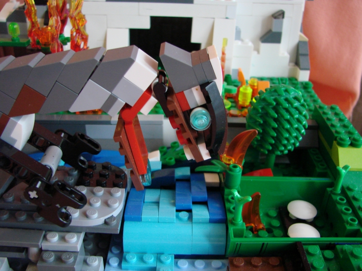LEGO MOC - Мир Юрского периода - Пожар!: Велоцирапторы не зря считаются одними из самых сообразительных динозавров. Мама не растерялась и бросилась спасать своих деток. 