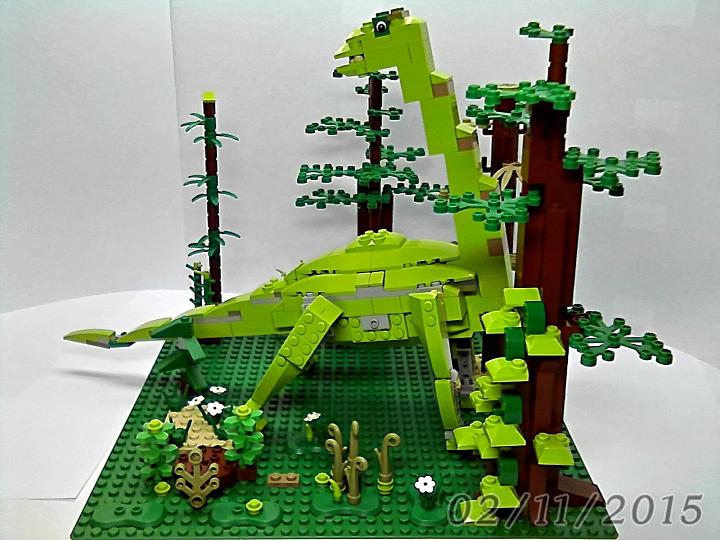 LEGO MOC - Мир Юрского периода - Трагическая былина о зауроподе: Приглядевшись тщательнее, мы замечаем в тени деревьев странное животное. Исполинских размеров ящер выбрался из дремучей чащи погреть свои бока и полакомиться сочной зеленью крон, недоступных другим травоядным.