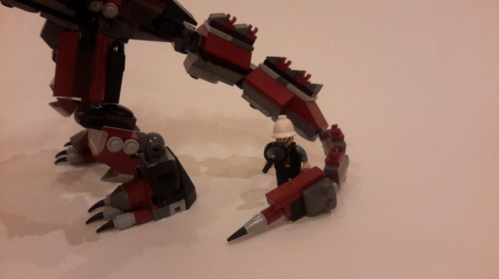 LEGO MOC - Мир Юрского периода - Корнотавр. : Любопытный учёный(чёрт знает как, там оказался) исследует взрослую особь 'с хвоста'