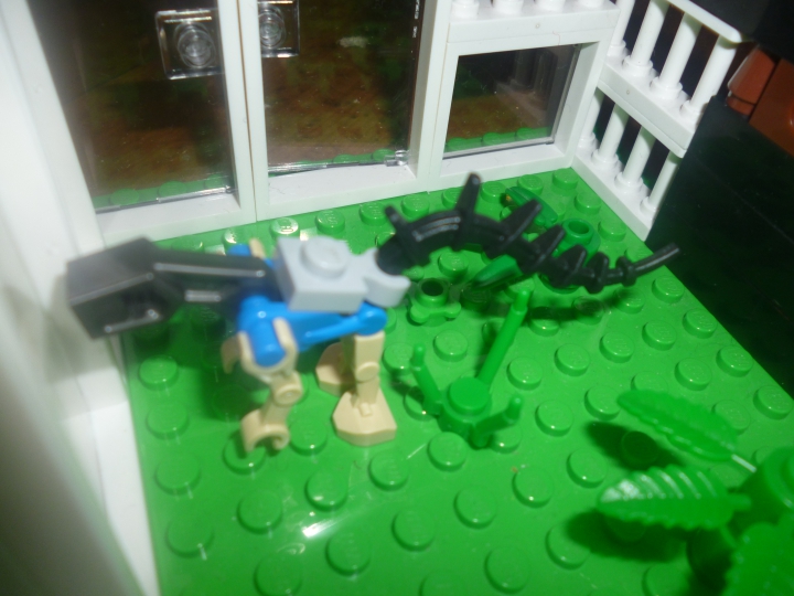 LEGO MOC - Мир Юрского периода - Клетка раптора.: А вот и раптор! Настроен он явно не дружелюбно...