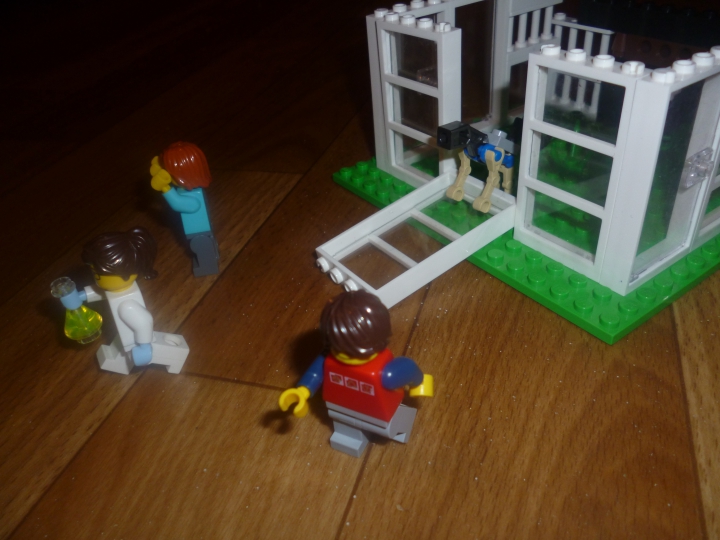 LEGO MOC - Мир Юрского периода - Клетка раптора.: Он проломал стену клетки! Посетители в страхе разбегаются.