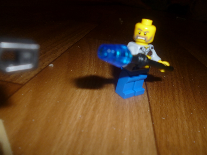 LEGO MOC - Мир Юрского периода - Клетка раптора.: Храбрый охранник задержал раптора с помощью электрошокера.