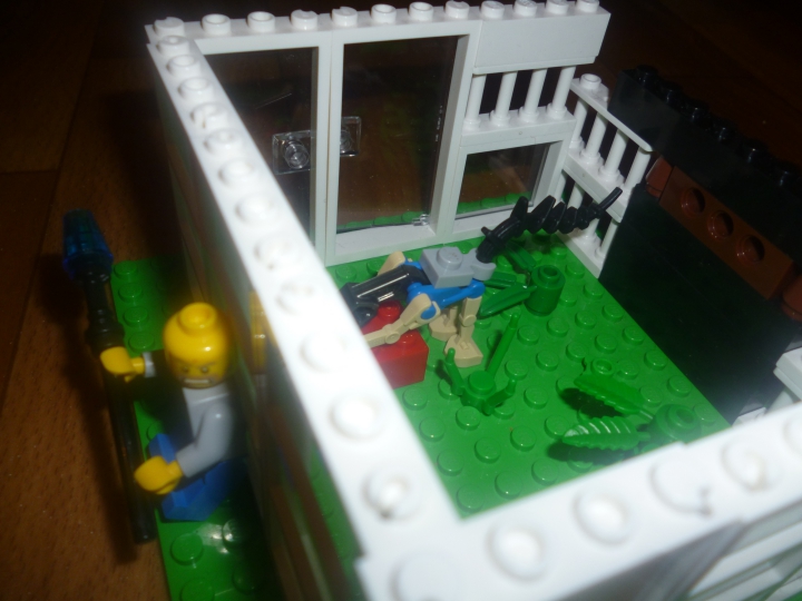 LEGO MOC - Мир Юрского периода - Клетка раптора.: Он положил кусок мяса в клетку, а когда раптор туда забежал, чтобы полакомиться мясом, охранник прочно прижал сломавшуюся стену клетки.