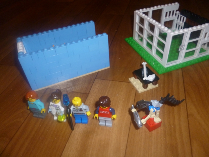 LEGO MOC - Мир Юрского периода - Клетка раптора.: Ещё раз посмотрим на мою работу. На неё ушло 160 кубиков лего. Надеюсь Вам она понравится. Конец!