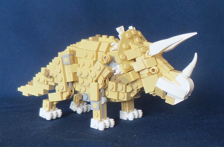 LEGO MOC - Мир Юрского периода - Встреча с трицератопсами: Мать- трицератопс<br />
Оригинал, думаю, всем знаком, так что предоставлять не обязательно).