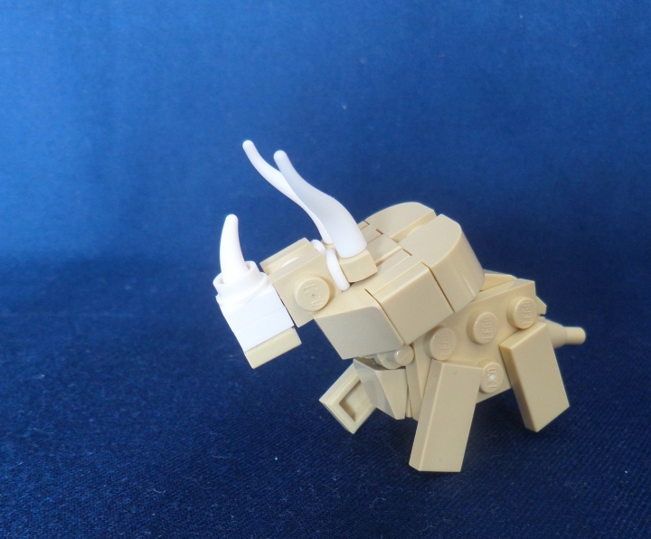 LEGO MOC - Мир Юрского периода - Встреча с трицератопсами: Один из малышей.