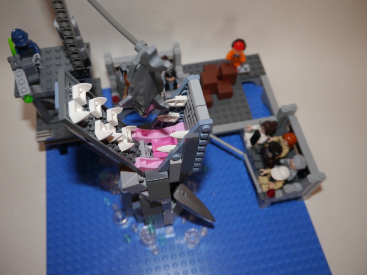 LEGO MOC - Мир Юрского периода - Внимание, лего-мозазавр!: Голодный мозазавр вырвался из воды за акулой.Акуле повезло,что она не увидела,кто ее съест.