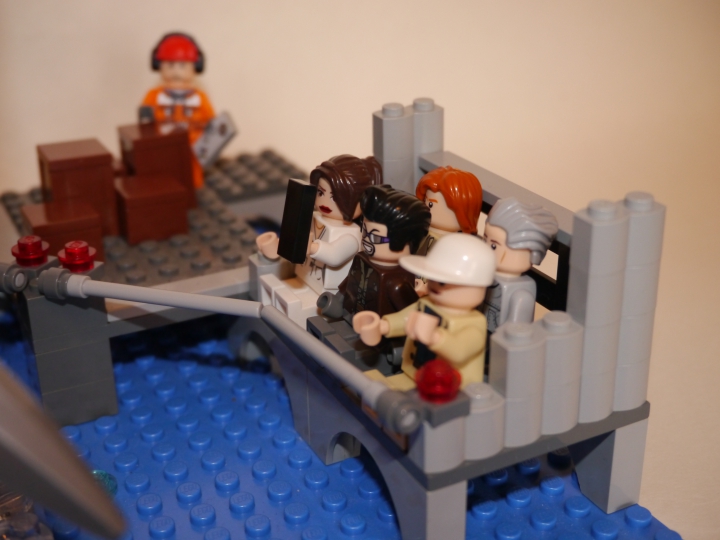 LEGO MOC - Мир Юрского периода - Внимание, лего-мозазавр!: Трибуна с восторженными зрителями.Некоторые снимают динозавра на камеры телефонов.