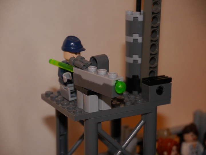 LEGO MOC - Мир Юрского периода - Внимание, лего-мозазавр!: Бдительный охранник с гарпуном следит за поведением мозазавра.