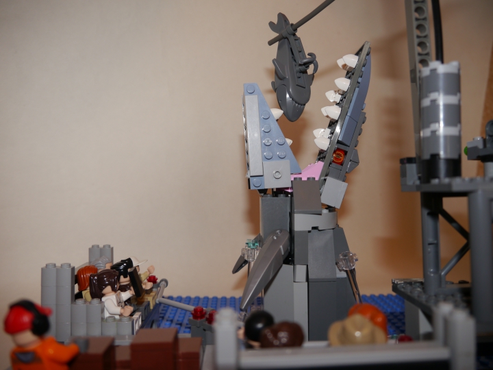 LEGO MOC - Мир Юрского периода - Внимание, лего-мозазавр!: Все увлечены шоу, но у мозазавра свои планы...