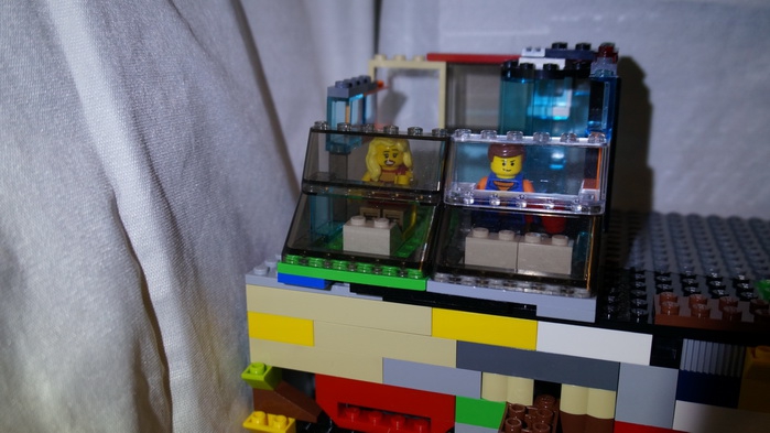 LEGO MOC - Мир Юрского периода - Путешественники во времени: Наши герои удачно выбрали время и совершили скачок во времени, приземлившись на край скалы.