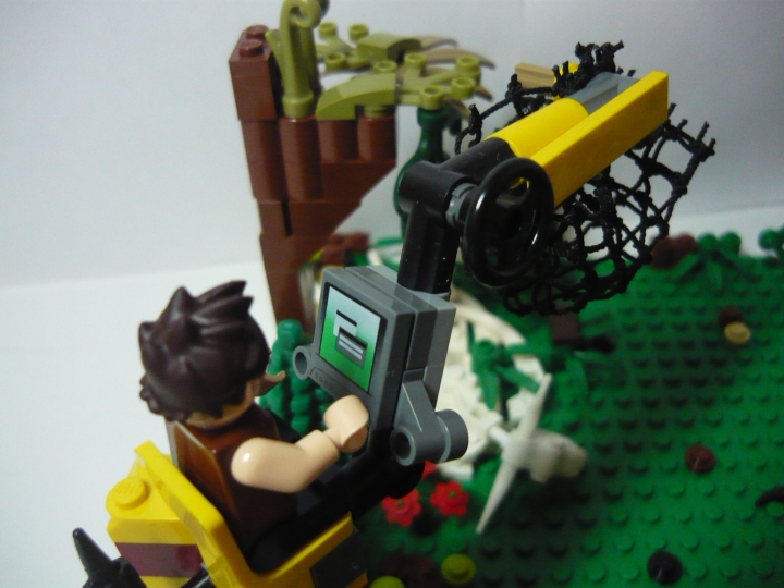 LEGO MOC - Мир Юрского периода - Атака разъяренного динозавра на лагерь охотников.: Детальное фото манипулятора и его управление.