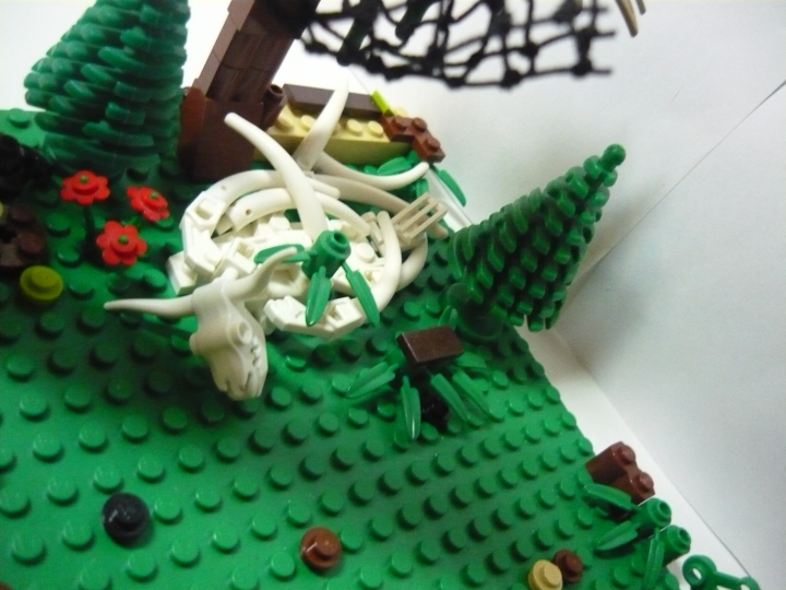 LEGO MOC - Мир Юрского периода - Атака разъяренного динозавра на лагерь охотников.: Детальное изображение останков динозавра.