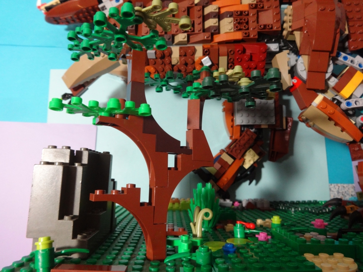 LEGO MOC - Мир Юрского периода - Тиранозавр: На фоне есть 2 небольших деревца и кустик.