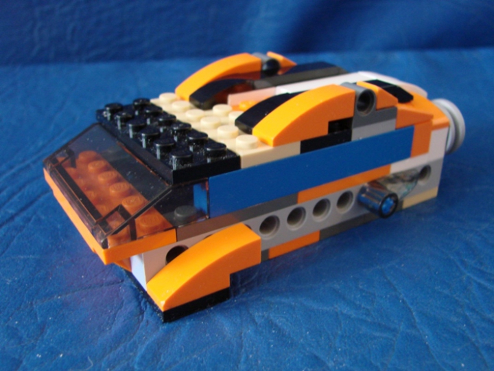 LEGO MOC - Погружение - Научная подводная лодка: Просторная кабина с большим стеклом. В передней части аппарата видны щупы, позволяющие брать пробы морского дна. Боковые иллюминаторы. С обеих сторон - вертикальные рули. 