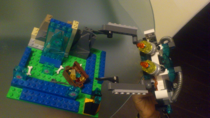 LEGO MOC - Погружение - Подводный исследователь: Морское дно, с затонувшим кладом и аппарат, который его поднимает.