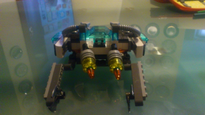 LEGO MOC - Погружение - Подводный исследователь: Вид спереди, клешни для захвата образцов с морского дна.